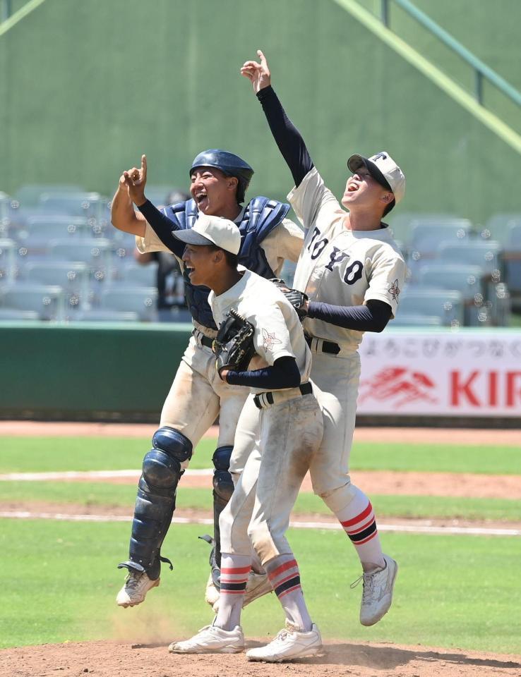 　優勝を決め、マウンドで歓喜する東洋大姫路・木下鷹大（右）ら（撮影・西田忠信）