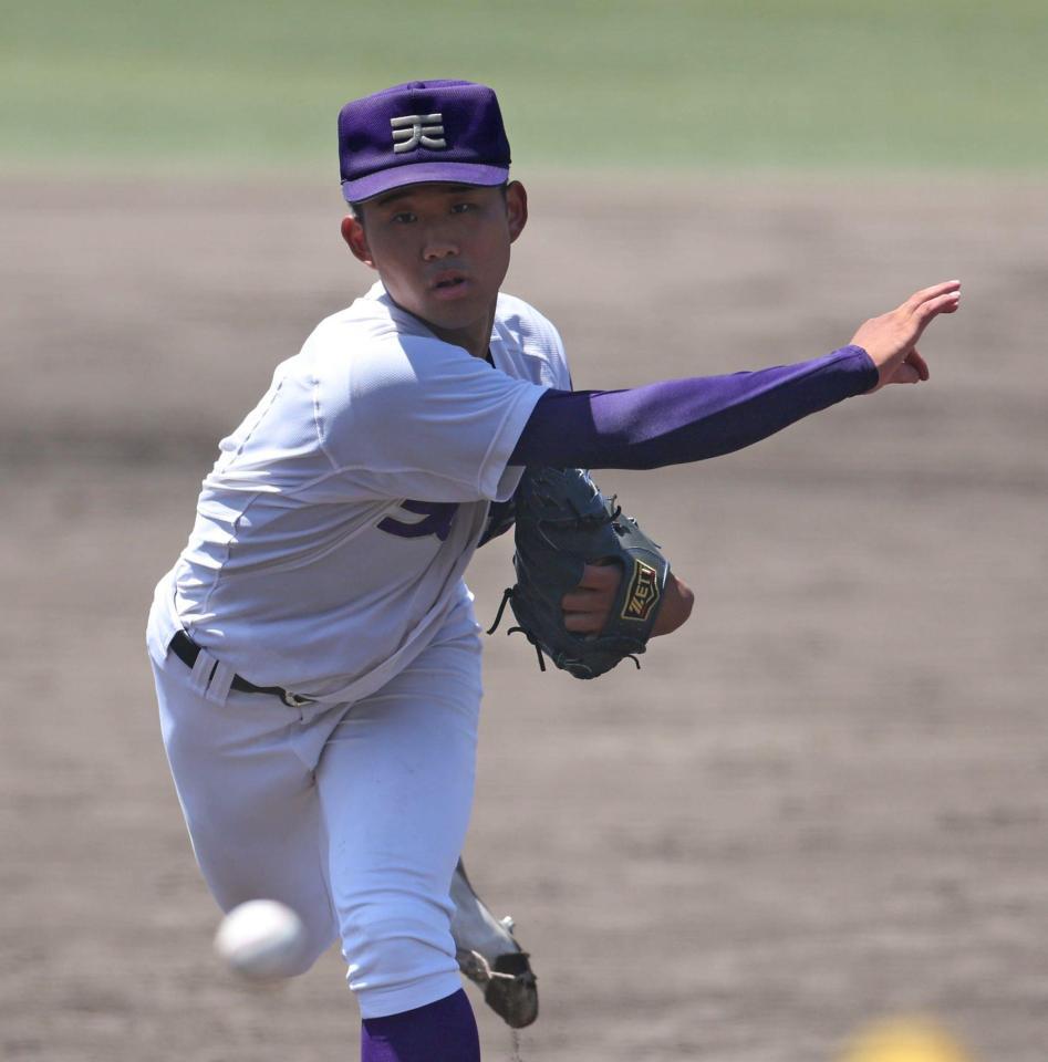 　力投する先発投手の天理・松村晃大（撮影・中田匡峻）