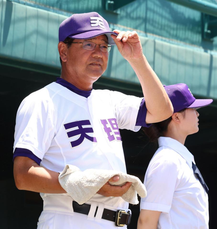 　天理を優勝に導いた藤原忠理監督（撮影・中田匡峻）