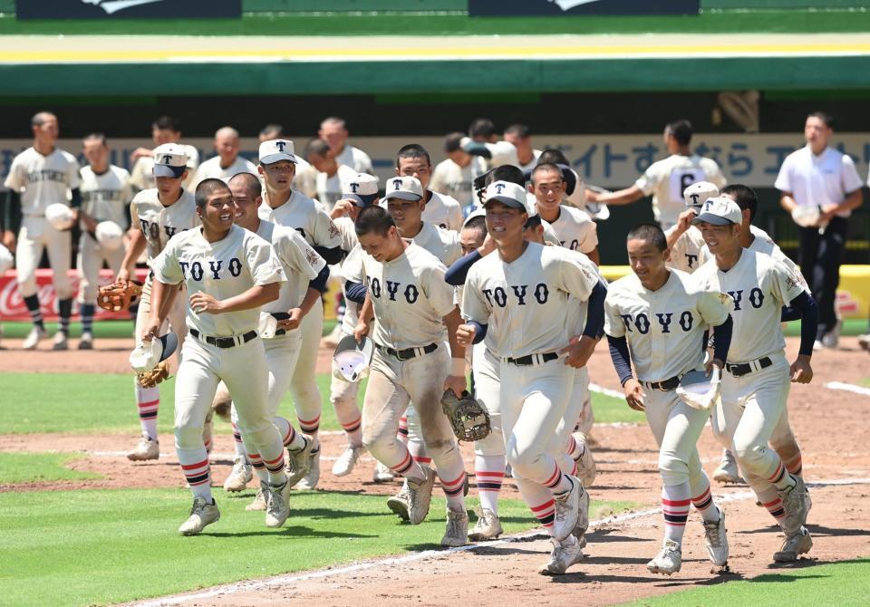 　優勝を決め、スタンドへあいさつに向かう東洋大姫路ナイン（撮影・西田忠信）
