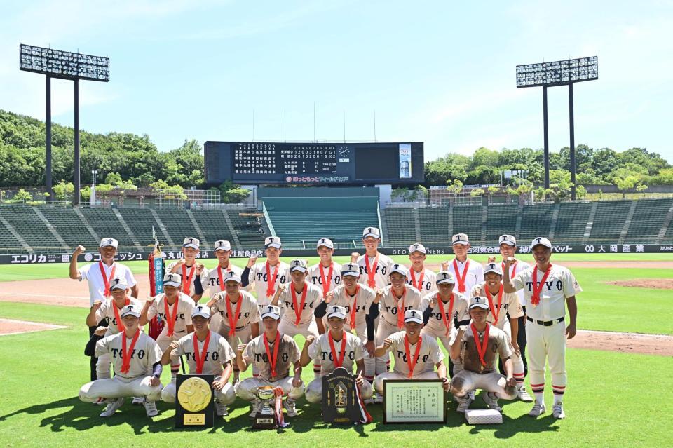 　集合写真に納まる東洋大姫路ナイン（撮影・西田忠信）