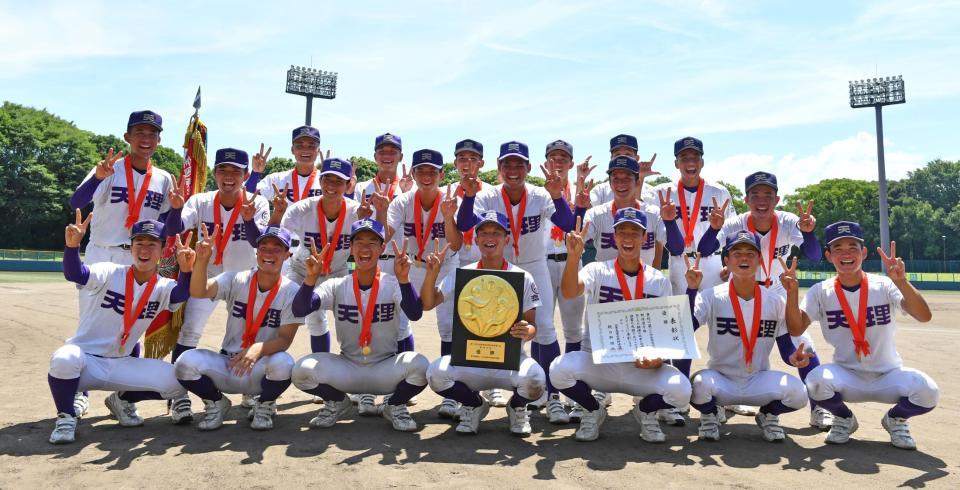 　３年ぶり３０回目の甲子園出場を決め、笑顔を見せる天理ナイン（撮影・中田匡峻）