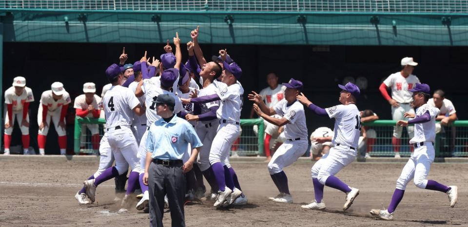 　３年ぶり３０回目の甲子園出場を決めた天理ナイン（撮影・中田匡峻）