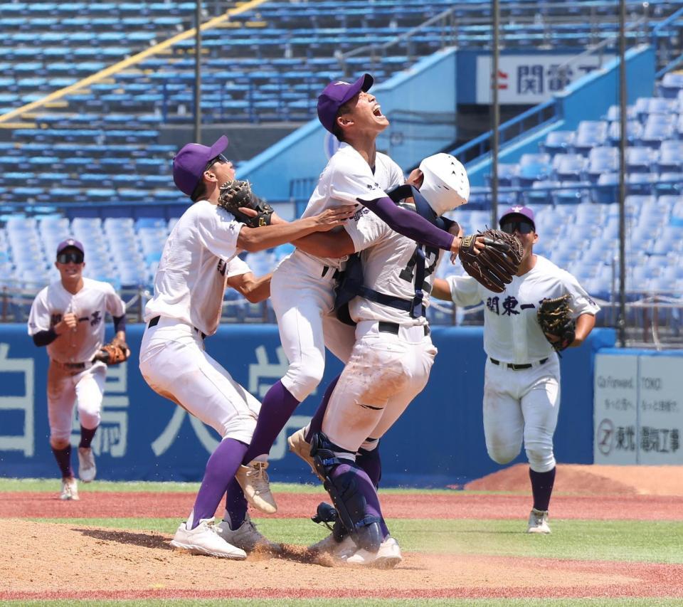 　甲子園出場を決めて関東第一・中浜捕手に抱きつく坂本投手（撮影・佐々木彰尚）