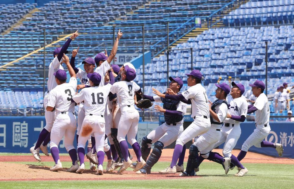 　甲子園出場を決めた関東第一ナイン（撮影・佐々木彰尚）