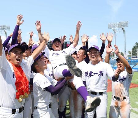 　胴上げされる関東第一・米沢監督（撮影・佐々木彰尚）