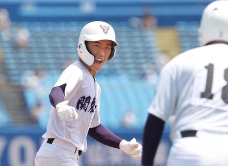 　４回、右越えソロを放ち、叫ぶ坂本（撮影・佐々木彰尚）