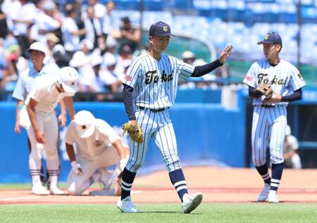 　３回、適時三塁打を浴び、厳しい表情の東海大菅生・上原慎之輔（撮影・金田祐二）
