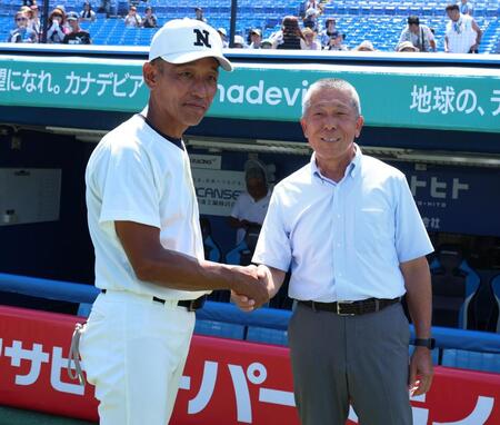 　日大三・三木有造監督を祝福する小倉全由前監督（撮影・金田祐二）