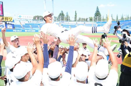 　胴上げされる日大三・本間律輝（撮影・金田祐二）