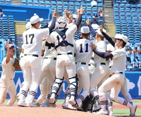 　優勝し歓喜の日大三（撮影・金田祐二）