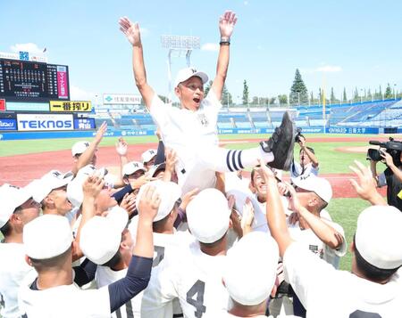 　胴上げされる日大三・三木有造監督（撮影・金田祐二）