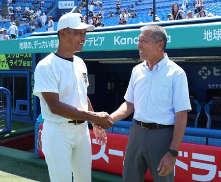 　日大三・三木有造監督を祝福する小倉全由前監督（撮影・金田祐二）