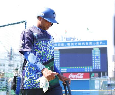 　１軍に合流し、打撃練習に臨むビシエド（撮影・西岡正）