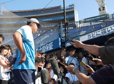 　試合前の囲み会見で話す村上（撮影・西岡正）