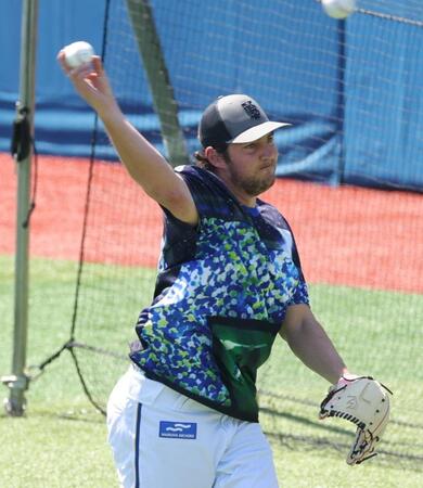 　キャッチボールするバウアー（撮影・西岡正）