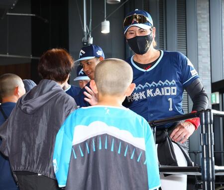 　開場し、ファンを出迎える新庄監督（右）＝撮影・中島達哉