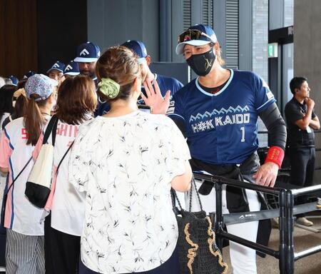 　開場し、ファンを出迎える新庄監督（右）＝撮影・中島達哉