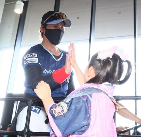 　開場し、ファンを出迎える新庄監督（左）＝撮影・中島達哉