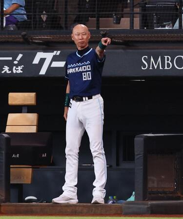 　トム・ブラウンのみちおがピッコロ大魔王のまねをして登場し、森本外野守備走塁コーチもグラウンドに登場した（撮影・中島達哉）