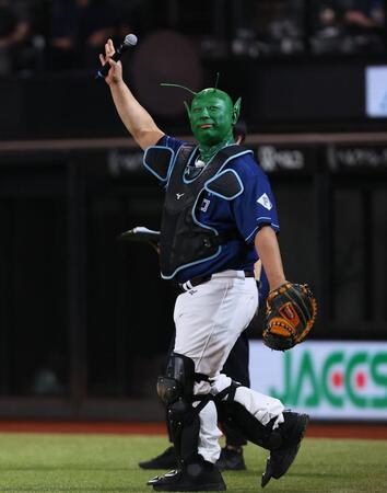 　ファーストピッチセレモニーに登場したトム・ブラウンのみちお（撮影・中島達哉）