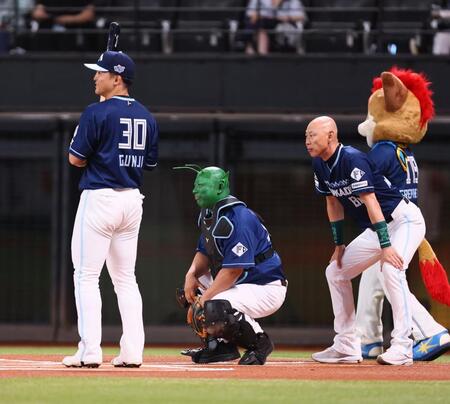 【写真】“ピッコロ”登場に黙ってられない稀哲コーチ　ベンチ飛び出し参戦