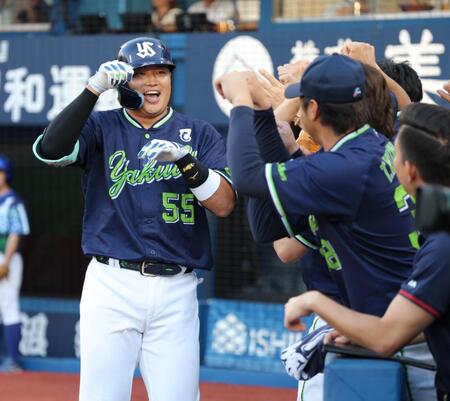 　２回、先制ソロを放ち、ナインと喜ぶ村上（撮影・西岡正）