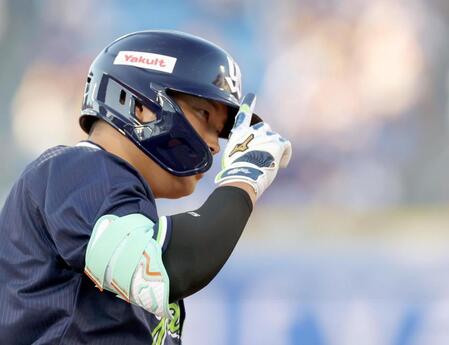 　２回、復帰後初となる先制２ランを放ち、本塁へ向かう村上（撮影・西岡正）