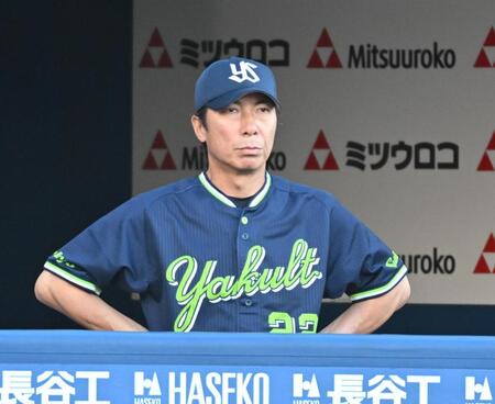 　１回表の攻撃を見つめる高津監督