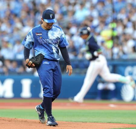 　２回、村上（右）に先制２ランを浴びた東（撮影・西岡正）