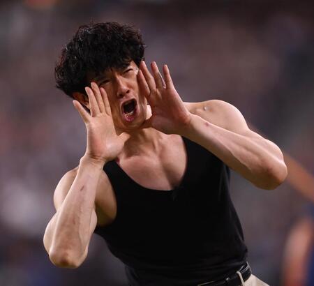 　きつねダンスを踊りながら「ミキティー！」と叫ぶ庄司智春（撮影・中島達哉）