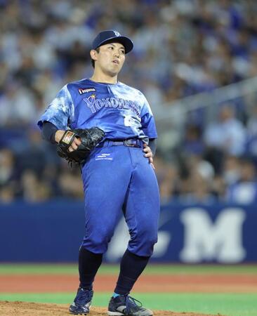 　６回、オスナにソロを浴び、思わずのけそる東（撮影・西岡正）