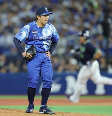 　６回、オスナにソロを浴びた東（撮影・西岡正）