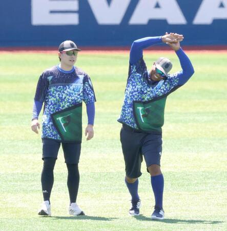 　佐野（左）と話すビシエド（撮影・西岡正）