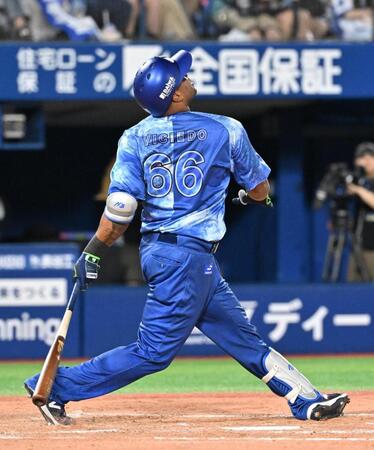 　７回、投飛に倒れる代打ビシエド