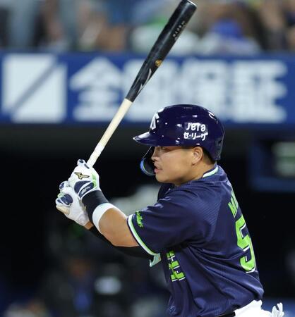 　８回、右前打を放つ村上（撮影・西岡正）