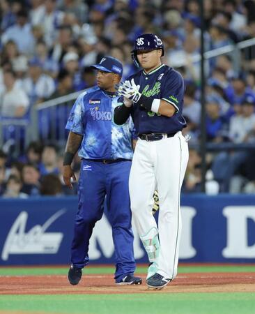 　８回、右前打を放ち、ビシエド（左）の横で手をたたく村上（撮影・西岡正