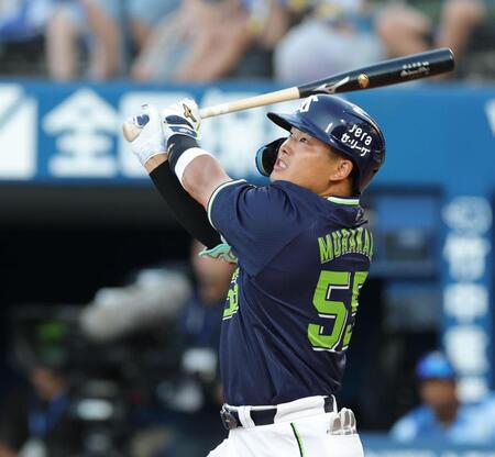 　２回、復帰後初となる先制２ランを放つ村上（撮影・西岡正）