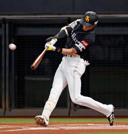 　１回、周東が右越えに先頭打者本塁打を放つ