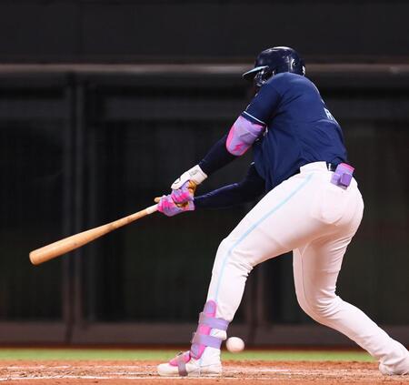 　５回、空振り三振を喫するレイエス（撮影・中島達哉）