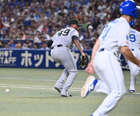 　６回、石伊の投前犠打を失策するバルドナード