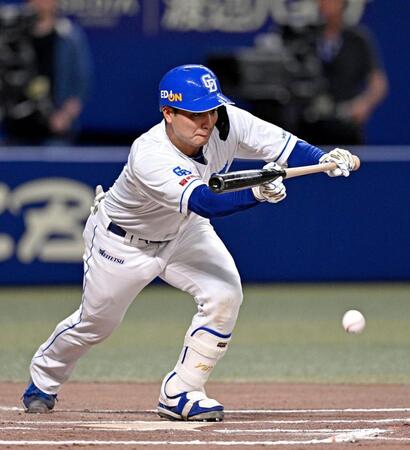 　６回、石伊が投前にスクイズを決める