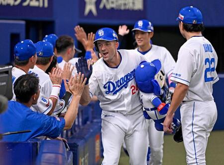 　４回、３ランを放ち、ベンチで迎えられるボスラー