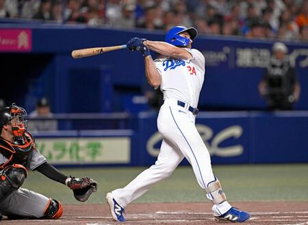 　４回、ボスラーが右越えに３ランを放つ