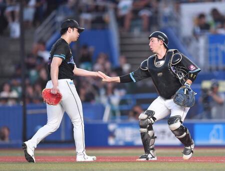 　３回、小深田を三振に打ち取り寺地（右）とタッチを交わす種市（撮影・開出牧）