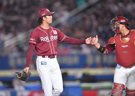 　７回、友杉を右飛に打ち取り堀内（右）とタッチを交わす加治屋（撮影・開出牧）