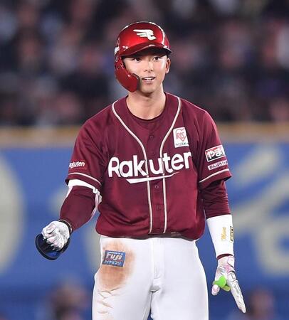 　８回、右越え二塁打を放ち拳を握る宗山（撮影・開出牧）