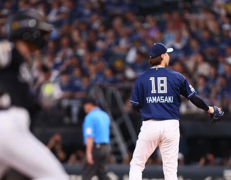 　１回、周東（左）に先頭打者本塁打を浴びる山崎（撮影・中島達哉）