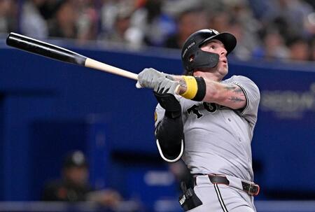 　６回、キャベッジがこの試合２本塁打目となる右越え２ランを放つ