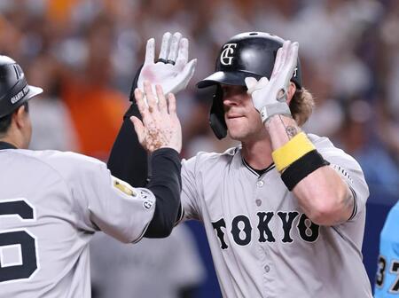 　１回、キャベッジ（右）が先制３ランを放ち、古城コーチとタッチを交わす